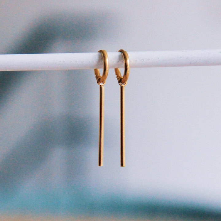 Ohrringe - Mini Creole mit Stab Anhänger XL - Gold