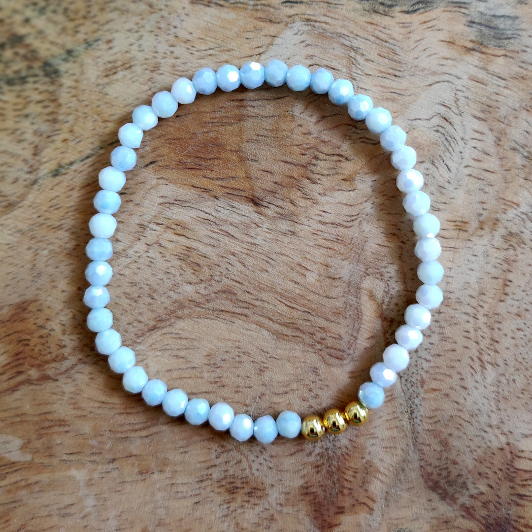 Armband mit hell blauen Perlen 4mm