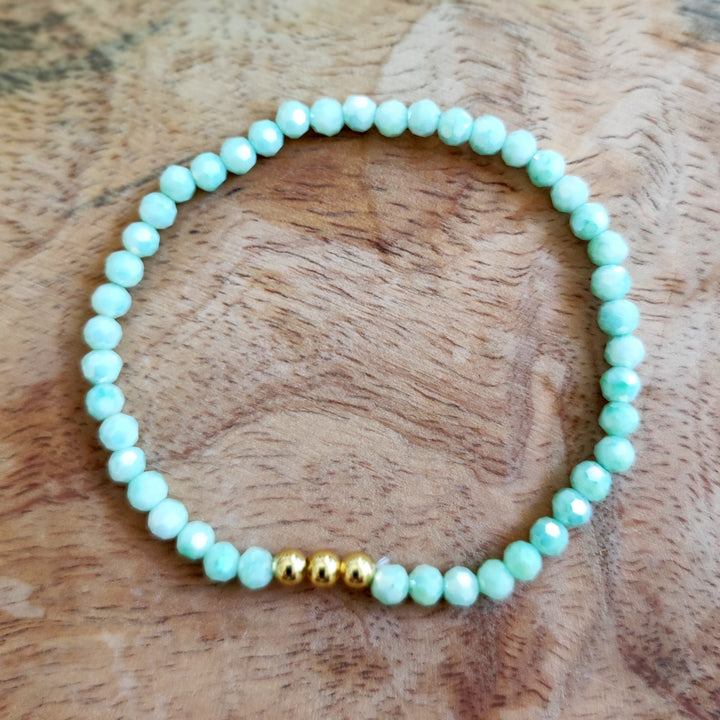 Armband mit hell türkis Perlen 4mm