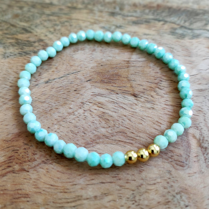 Armband mit hell türkis Perlen 4mm