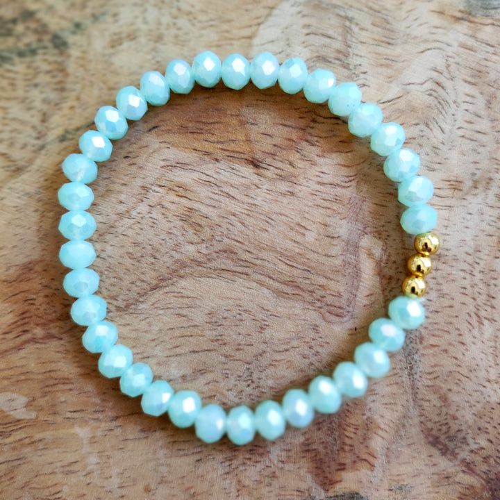 Armband mit hell blau Perlen 8mm