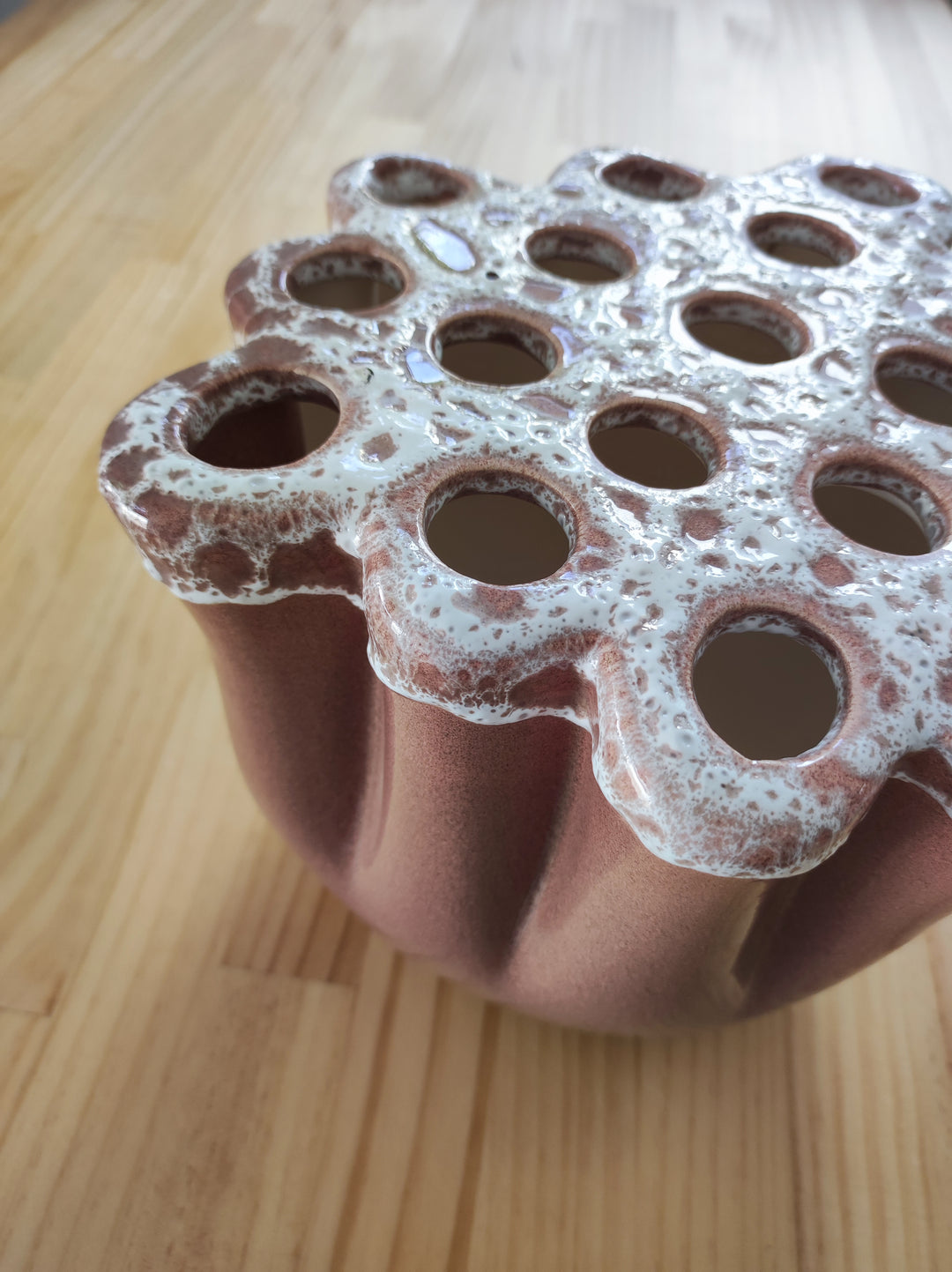 Kugelvase OKKI - altrosa-weiß