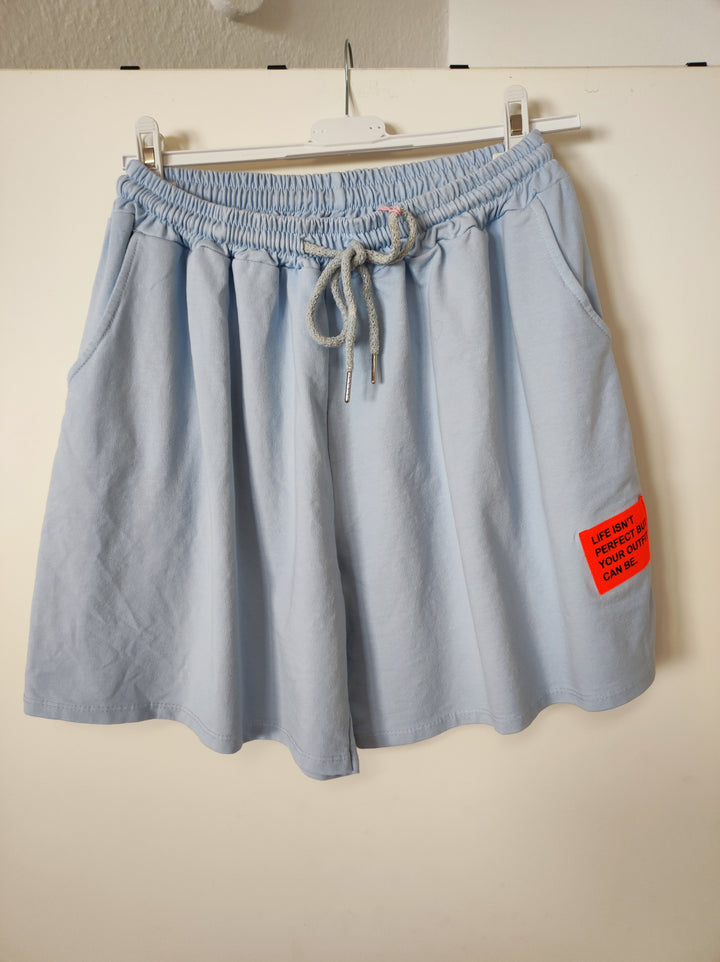 Hose / Shorts - hellblau - Statement Patch Neon