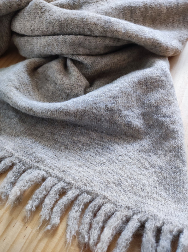 Schal mit Fransen - grau-beige-meliert