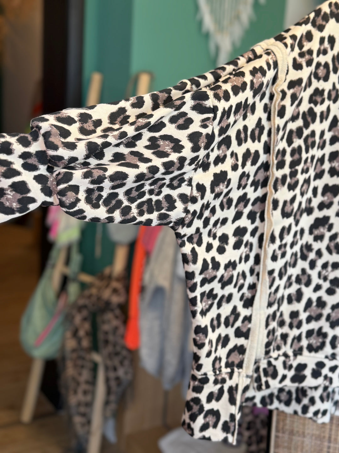 Pulli LEO - weit, auffällige Nähte