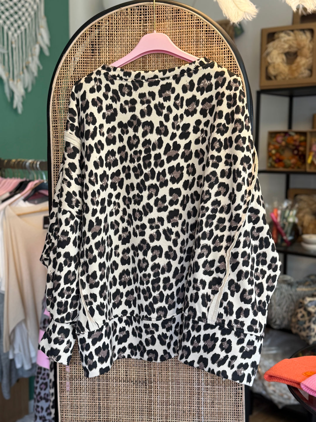 Pulli LEO - weit, auffällige Nähte