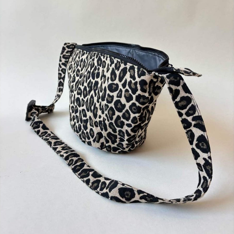 Crossbody Bag IRIS - Halbmond Tasche LEO & ZEBRA