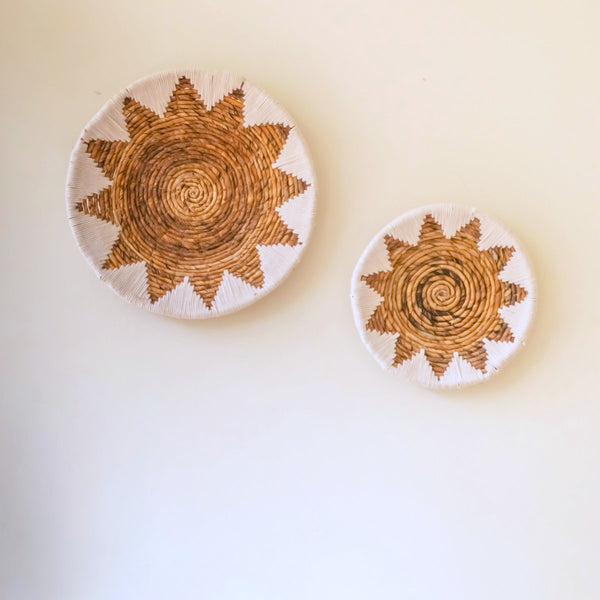 Handgefertigte Boho Wanddeko ADARI - Deko Korbschale aus Bananenfaser mit Makramee Muster