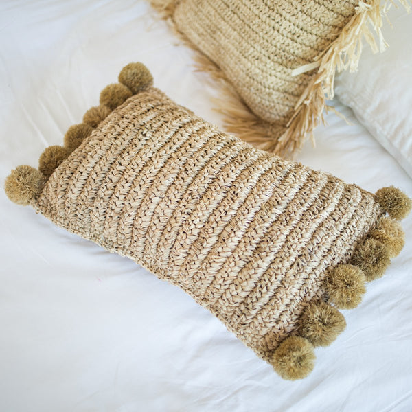 Boho Dekokissen mit Füllung SANUR – Sofakissen – Handgefertigtes Zierkissen aus Bast mit Pompons