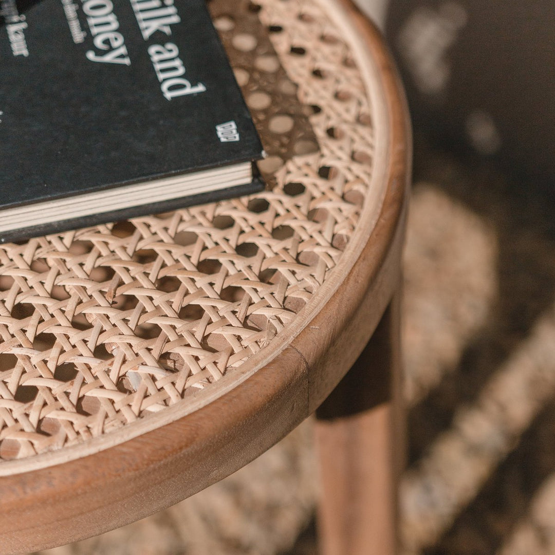 Handgefertigter Trembesi-Hocker mit Rattan-Sitzfläche CARAMIN - Beistelltisch