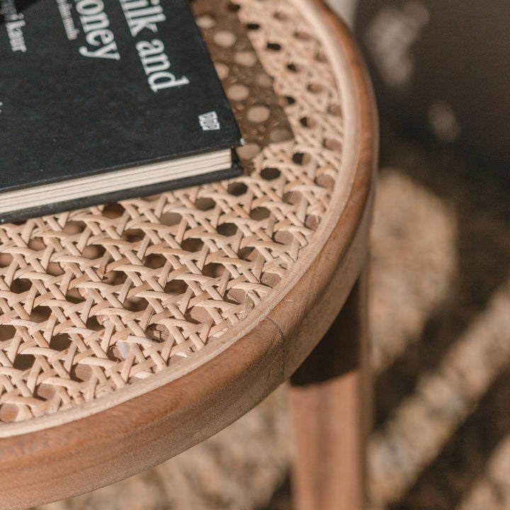 Handgefertigter Trembesi-Hocker mit Rattan-Sitzfläche CARAMIN - Beistelltisch