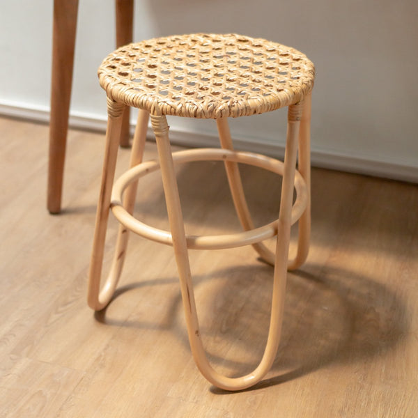 Handgefertigter Sitzhocker KOLAKA (natur) - Boho Deko Hocker aus Rattan - Beistelltisch