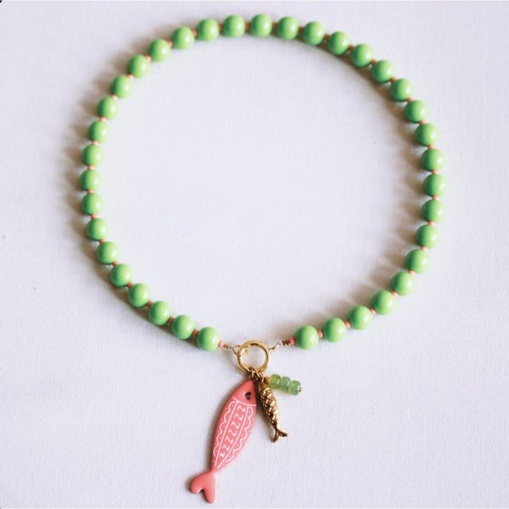 Halskette - Miyuki-Perlenkette XL - Grün/Lachs mit Charms