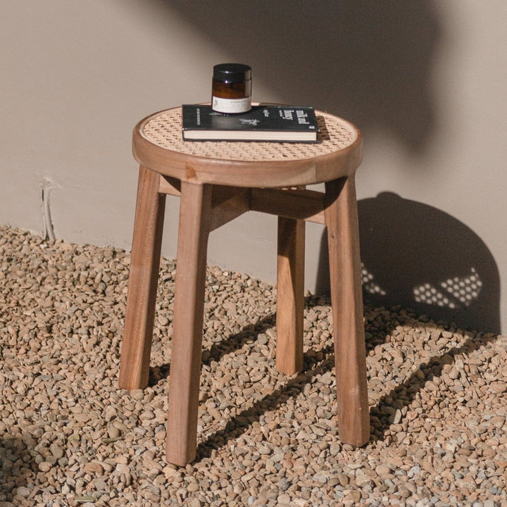 Handgefertigter Trembesi-Hocker mit Rattan-Sitzfläche CARAMIN - Beistelltisch