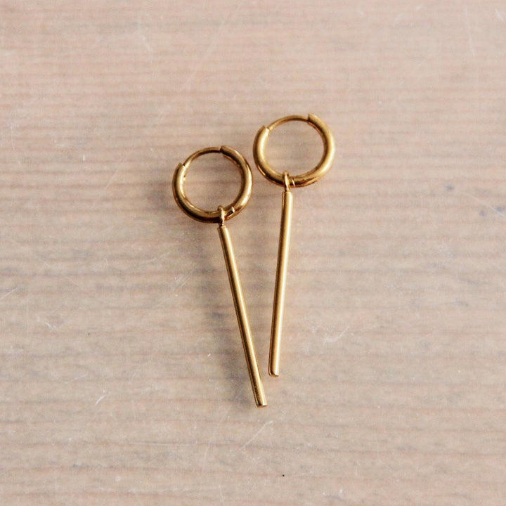 Ohrringe - Mini Creole mit Stab Anhänger XL - Gold