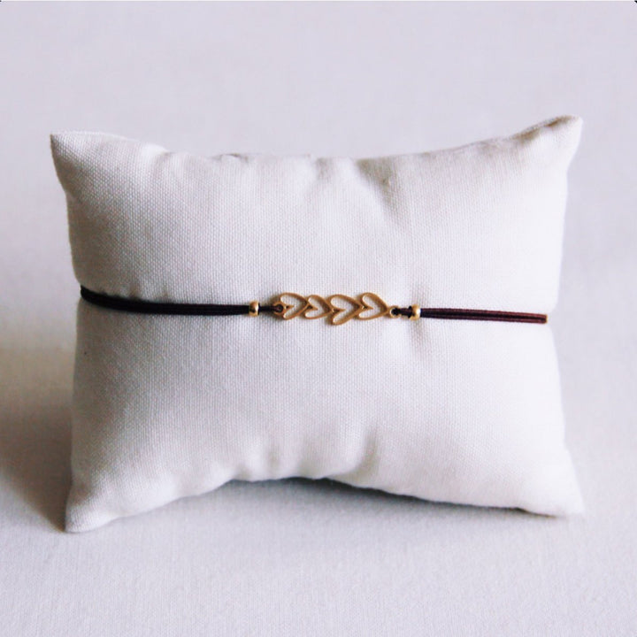 Elastisches Armband mit Herzen - Braun