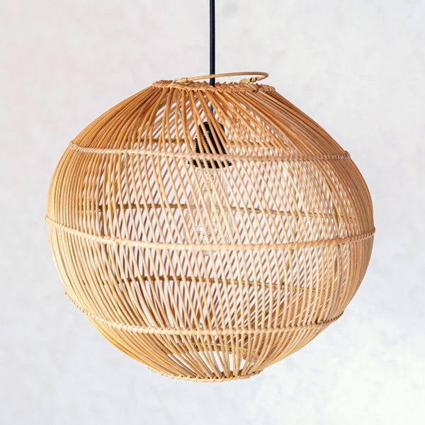 Handgefertigter Lampenschirm KENCANA - Boho Deko Lampe in Kugelform aus Rattan geflochten