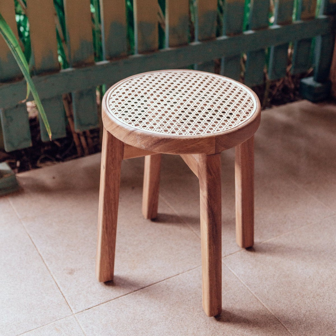 Handgefertigter Trembesi-Hocker mit Rattan-Sitzfläche CARAMIN - Beistelltisch