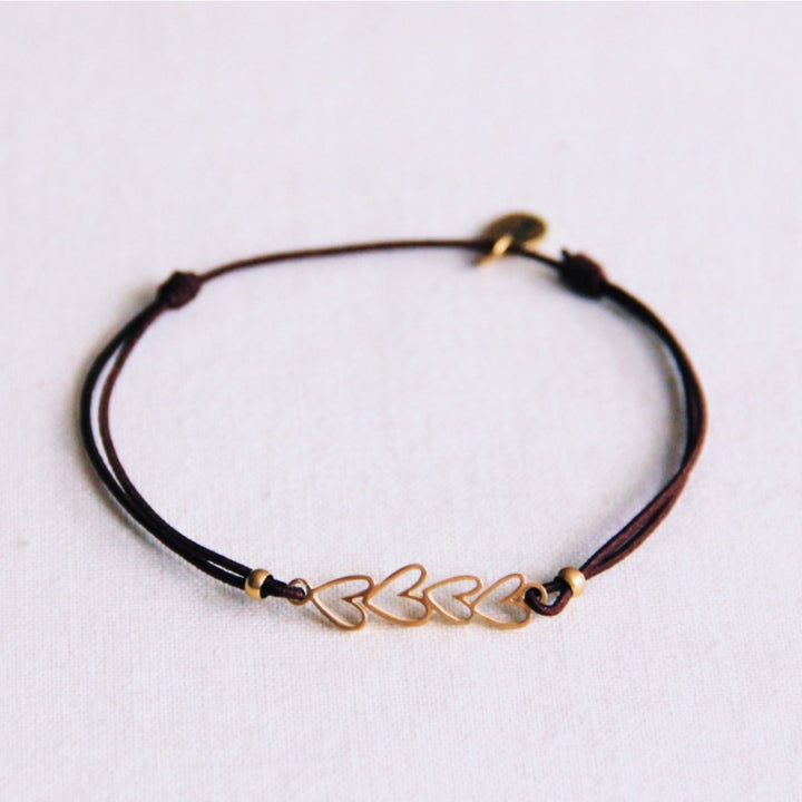 Elastisches Armband mit Herzen - Braun