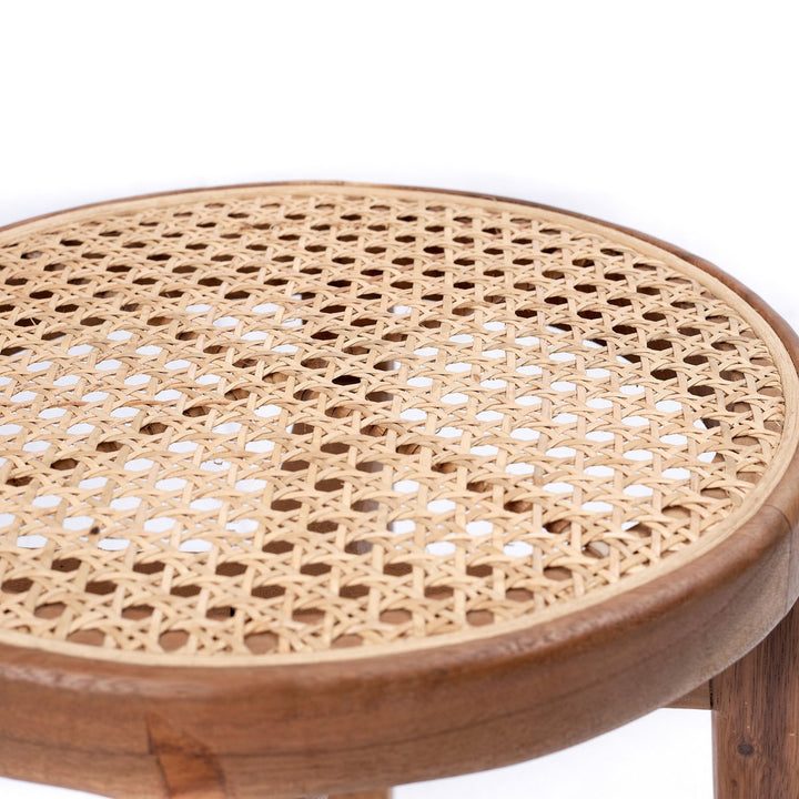 Handgefertigter Trembesi-Hocker mit Rattan-Sitzfläche CARAMIN - Beistelltisch