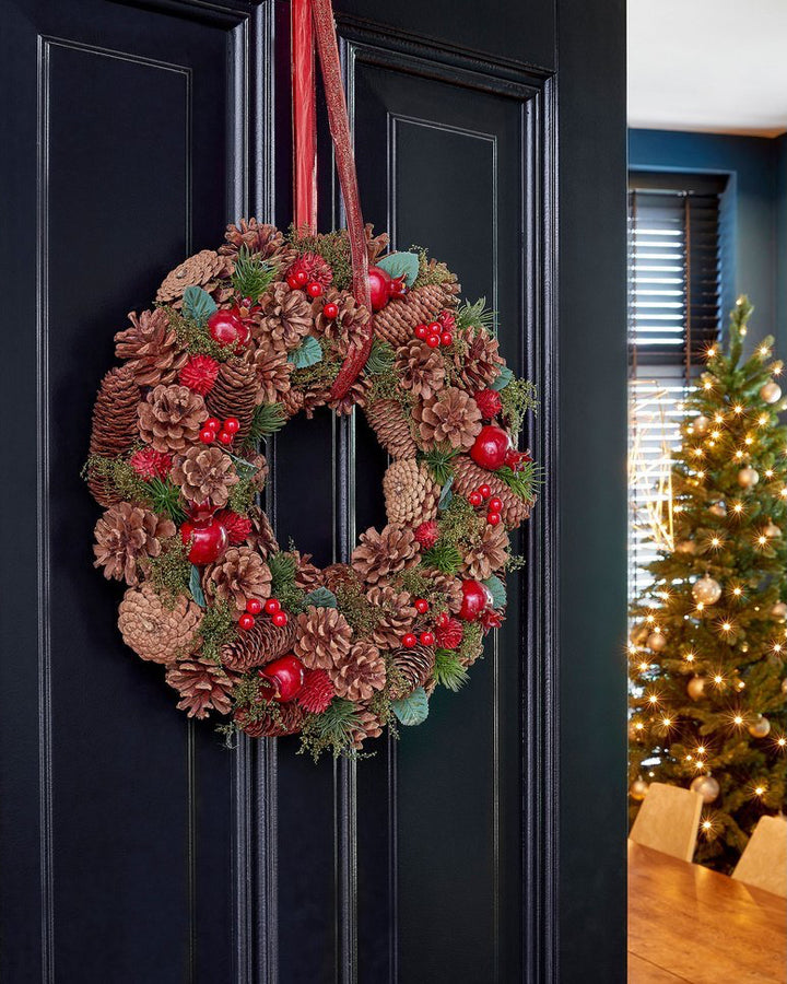 Kranz "Landon" - Weihnachtsdeko mit Kiefernzapfen und Beeren - Ø45cm