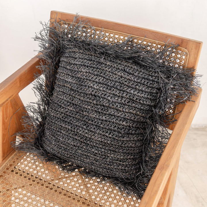 Schwarzes Raffia-Wurfkissen mit Füllung, dekoratives Kissen mit Fransen, GANDI aus Bast (2 Größen)