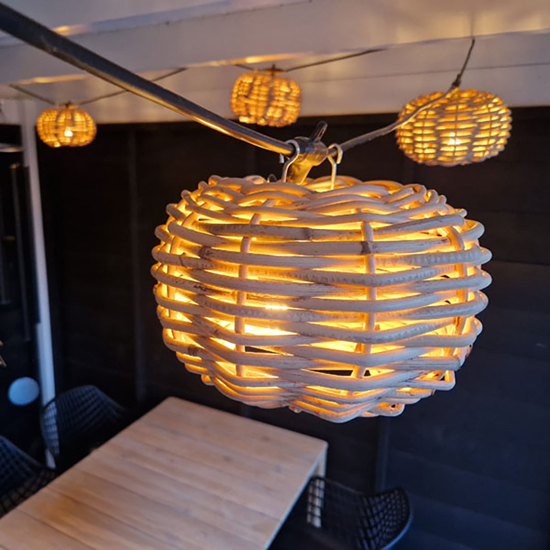 Lichterkette mit Rattan Lampions - Hängeleuchten-Set mit 10 Laternen
