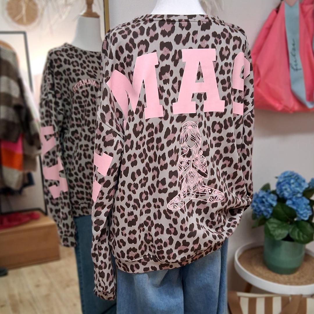 Pullover NAMASTE - Oversize Sweatshirt mit Leomuster & Statement Print