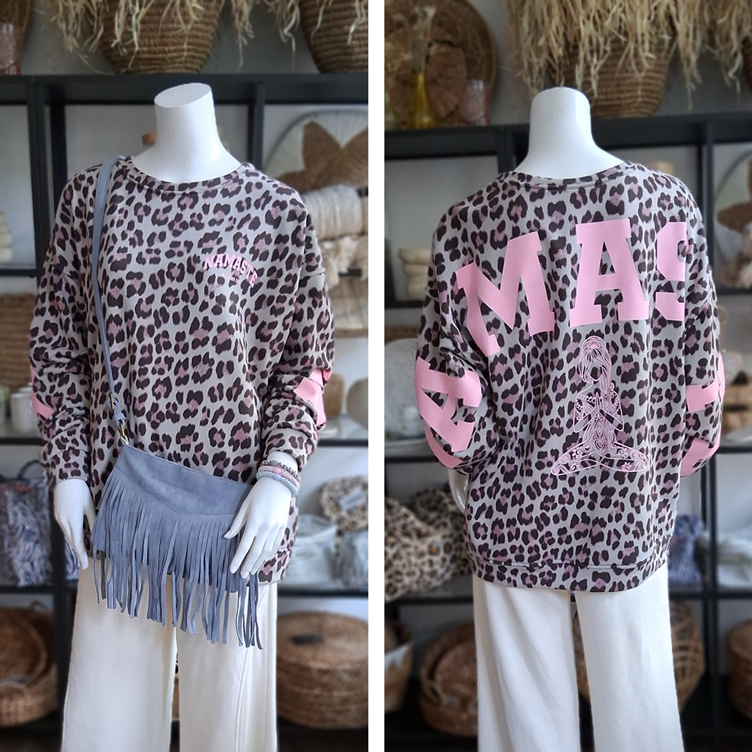 Pullover NAMASTE - Oversize Sweatshirt mit Leomuster & Statement Print